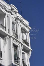 Image du Maroc Professionnelle de  Une des façades les plus représentatives de l’architecture du début du XXème siècle située sur le boulevard Mohamed V, l'un des plus anciens de "Casablanca". De nombreux architectes internationaux, et surtout des français, qui se sont inspirés des courants des Art Nouveau en vogue en Europe et particulièrement des Art Déco en y ajoutant des caractéristiques locales tel que, stucs, sculptures ou de zelliges, visible sur les façades des immeubles construits pour les colons à Casablanca, Dimanche 11 Janvier 2009. (Photo / Abdeljalil Bounhar)
